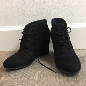Black wedge boots